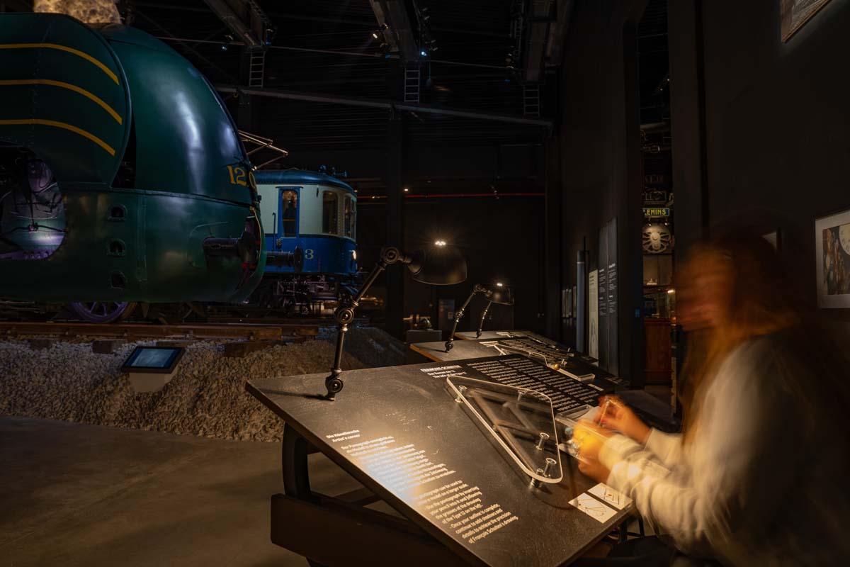 Drawing installation beside a locomotive